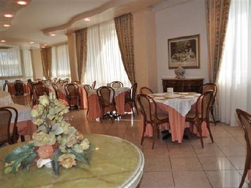 Hotel Gaston ริมินี ภายนอก รูปภาพ
